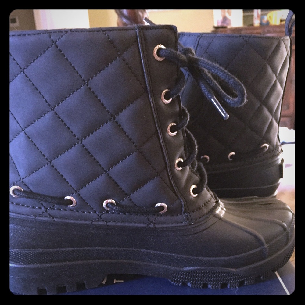 Sperry Duck boats in all black